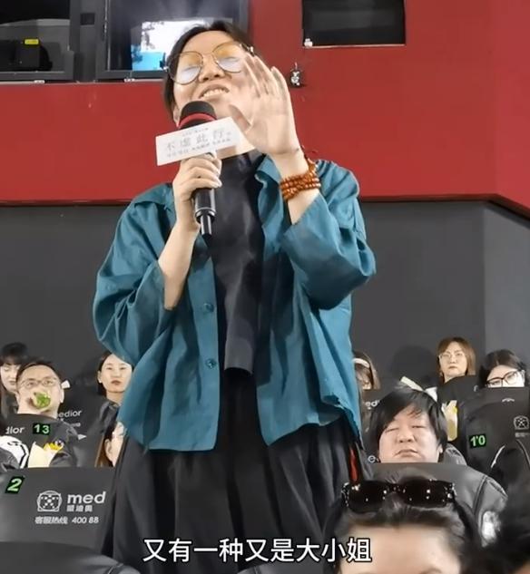 受不了，疯成这样没人管管？