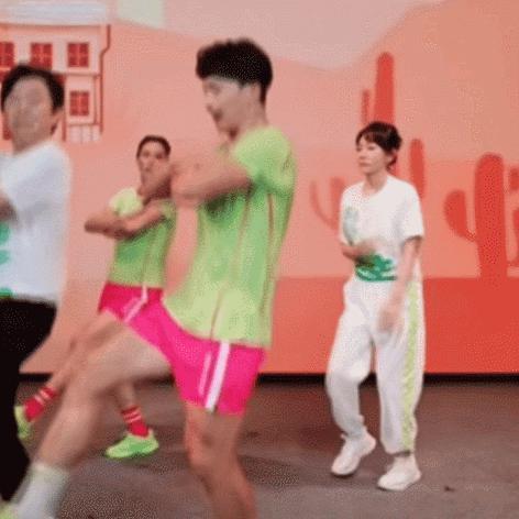 受不了，疯成这样没人管管？