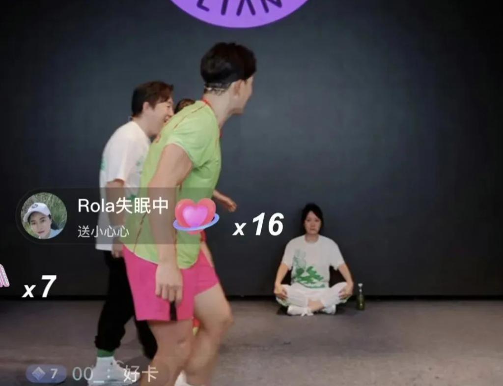 受不了，疯成这样没人管管？