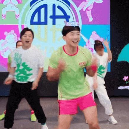 受不了，疯成这样没人管管？