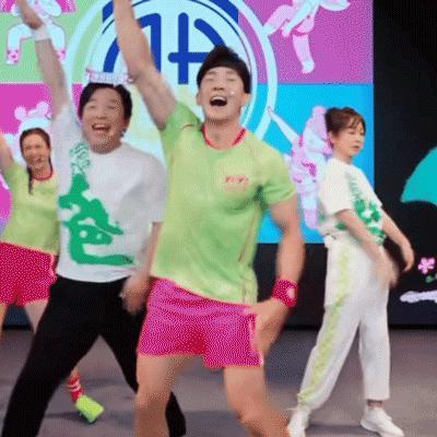 受不了，疯成这样没人管管？