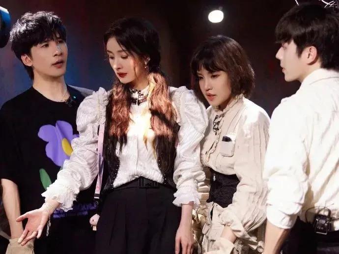 逃了四年，狠人杨幂终于成了哭包