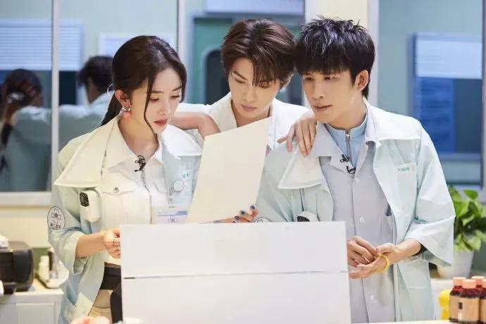 逃了四年，狠人杨幂终于成了哭包