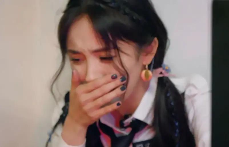 逃了四年，狠人杨幂终于成了哭包