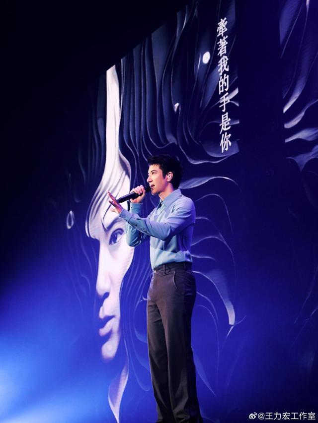 王力宏台北演唱会情绪激动 双膝跪地哽咽到说不出话