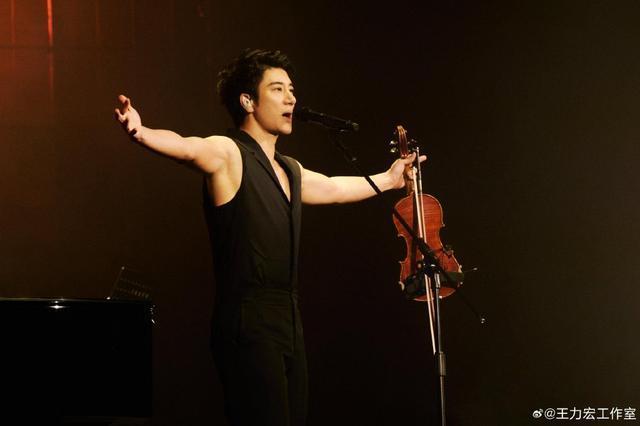 王力宏台北演唱会情绪激动 双膝跪地哽咽到说不出话