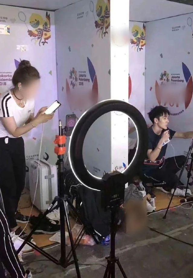 李佳琦翻车！直播间怼消费者，道歉不真诚，无法共情打工人？