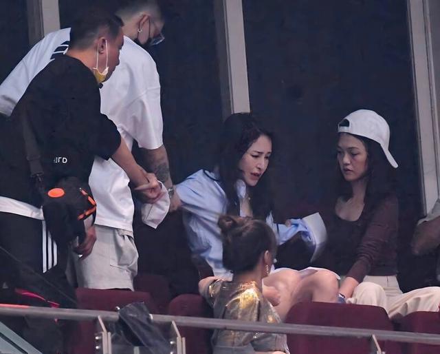 萧亚轩现身观看王力宏演唱会 被搀扶入场疑似脚伤未痊愈