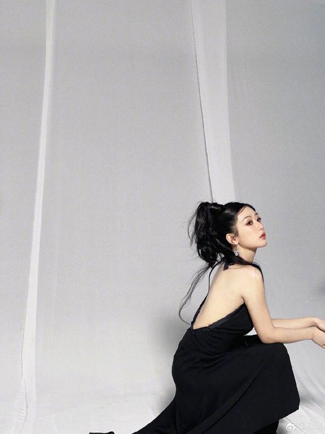 杨紫晒黑色露背裙造型美照 化美拉德小烟熏妆酷美性感