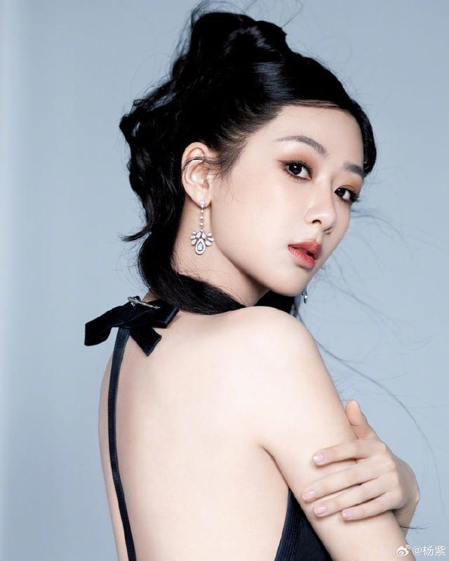 杨紫晒黑色露背裙造型美照 化美拉德小烟熏妆酷美性感