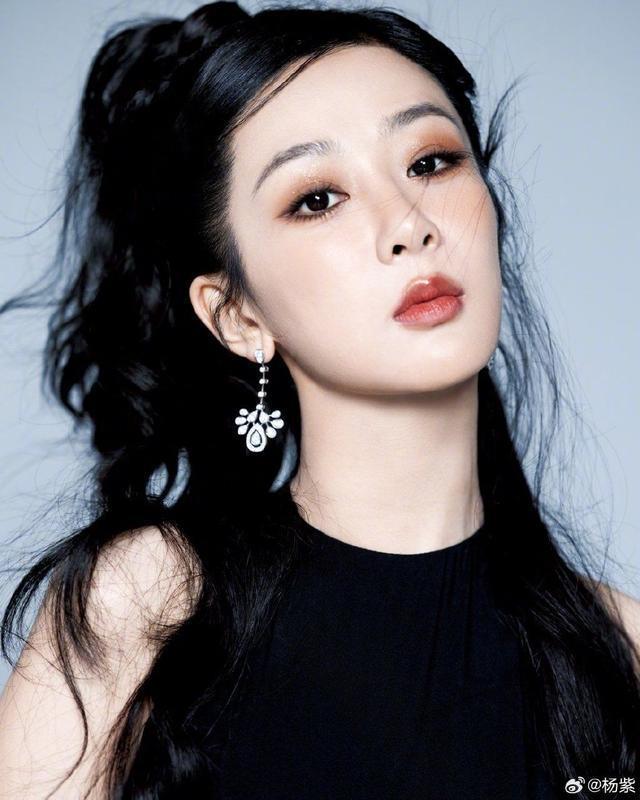 杨紫晒黑色露背裙造型美照 化美拉德小烟熏妆酷美性感