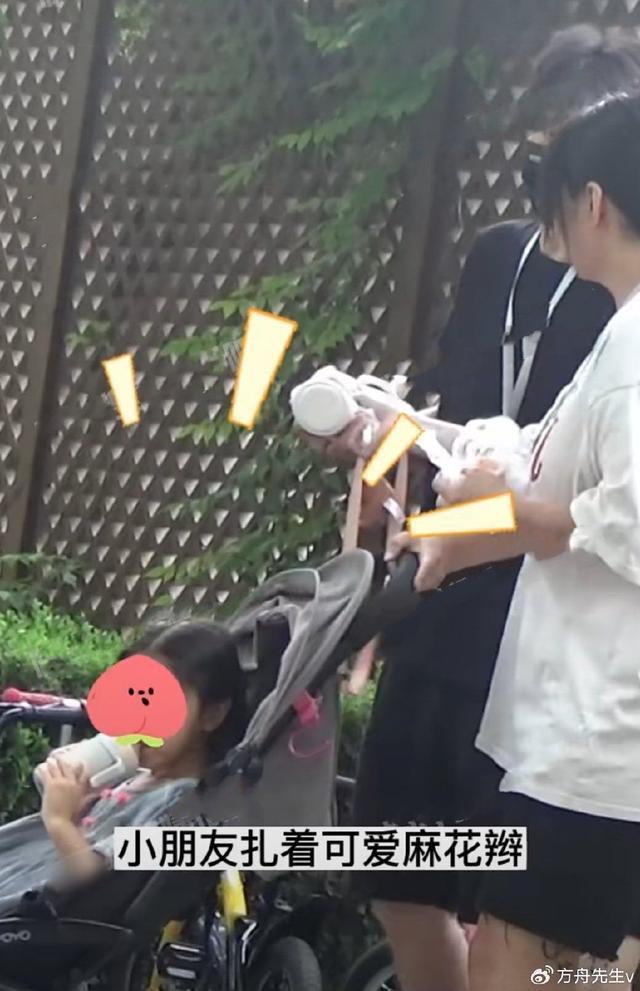 赵又廷推婴儿车接女儿放学 小公主扎麻花辫神似高圆圆