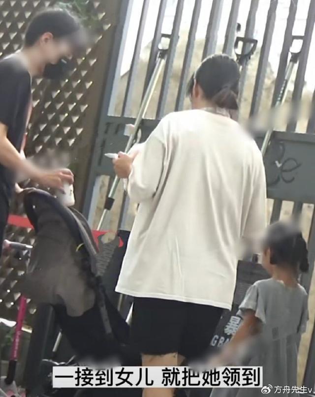 赵又廷推婴儿车接女儿放学 小公主扎麻花辫神似高圆圆