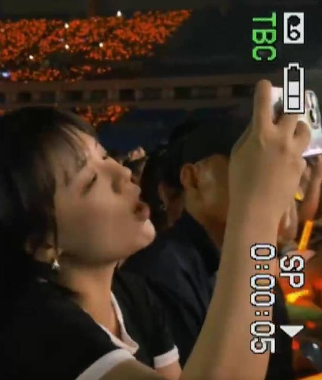 马思纯现身李荣浩演唱会 化身小迷妹在台下合唱拍照