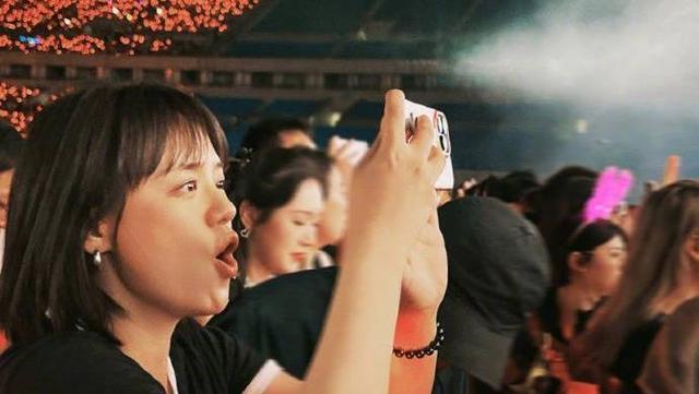 马思纯现身李荣浩演唱会 化身小迷妹在台下合唱拍照