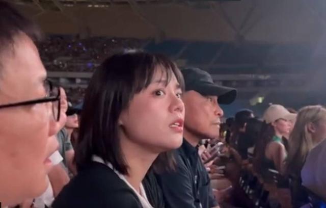 马思纯现身李荣浩演唱会 化身小迷妹在台下合唱拍照