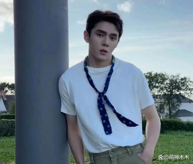 李佳琦掉粉11万！深夜道歉还删评论，网友开扒品牌方遭殃