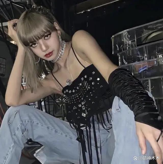 知情人曝Lisa疯马秀内幕！提供专场给VIP，竞价上台抚摸