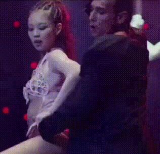 知情人曝Lisa疯马秀内幕！提供专场给VIP，竞价上台抚摸