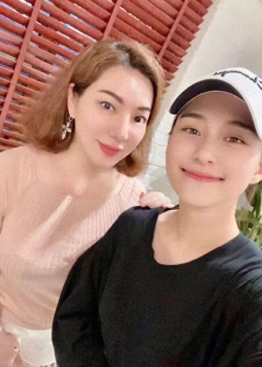 黄晓明上海豪宅曝光，墙壁挂自画像太过自恋，发际线像假发套