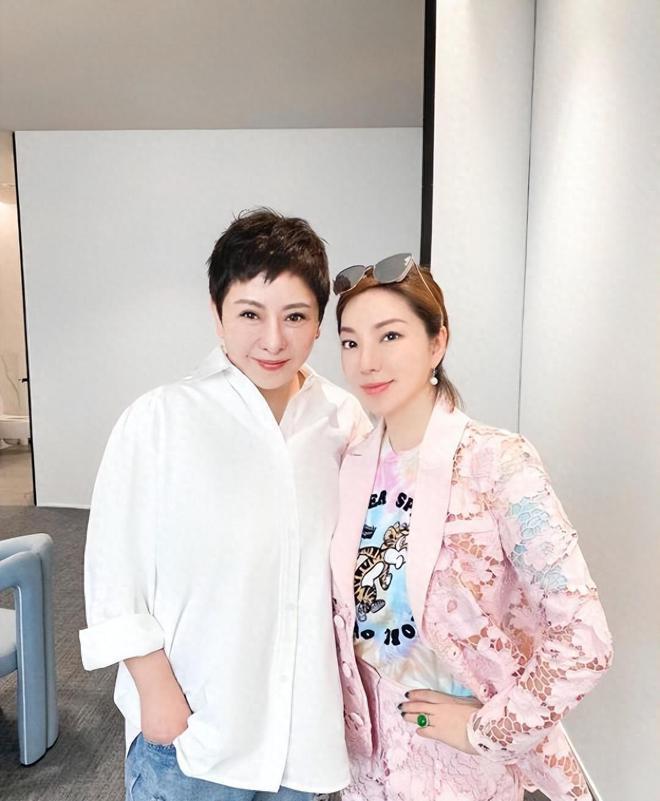 黄晓明上海豪宅曝光，墙壁挂自画像太过自恋，发际线像假发套