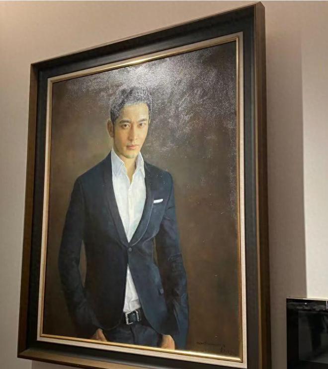 黄晓明上海豪宅曝光，墙壁挂自画像太过自恋，发际线像假发套