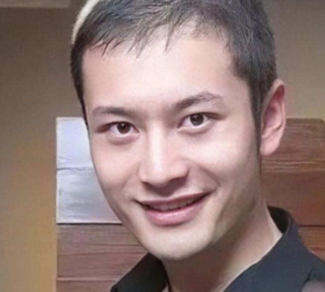 黄晓明上海豪宅曝光，墙壁挂自画像太过自恋，发际线像假发套