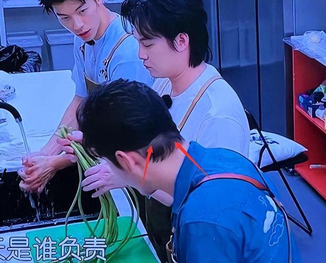 黄晓明上海豪宅曝光，墙壁挂自画像太过自恋，发际线像假发套