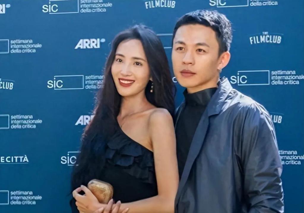 男星官宣恋情！女方给其投资拍电影，被曝曾和65岁富豪生子