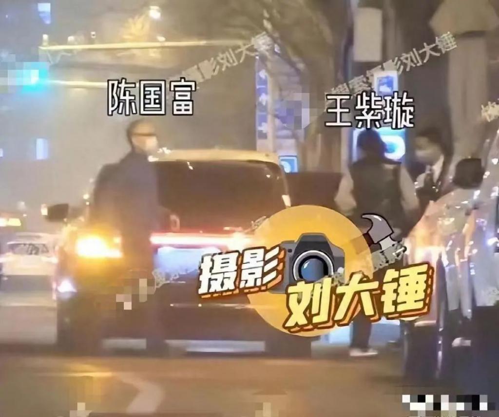 男星官宣恋情！女方给其投资拍电影，被曝曾和65岁富豪生子