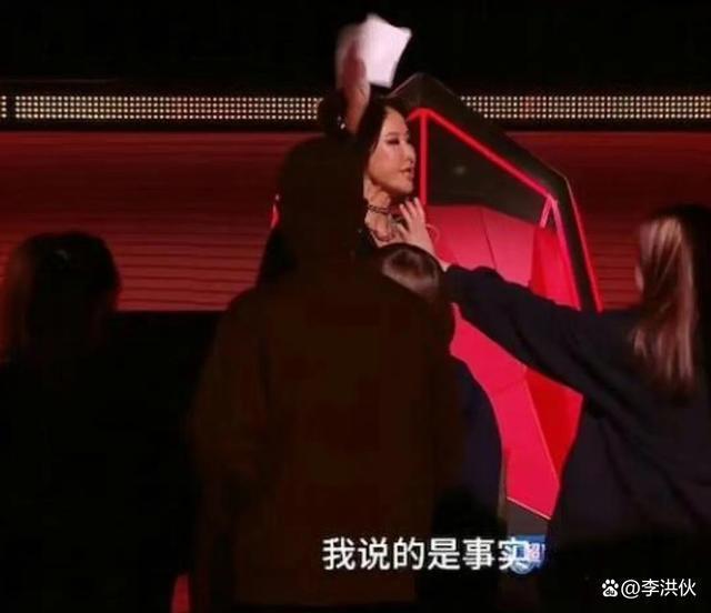 那英首次回应网络暴力，多次偷偷哭泣，感谢粉丝不离不弃