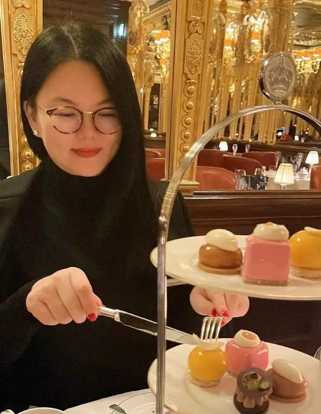 “内娱第一富婆”李湘退休：70套房子，5000亿身家？