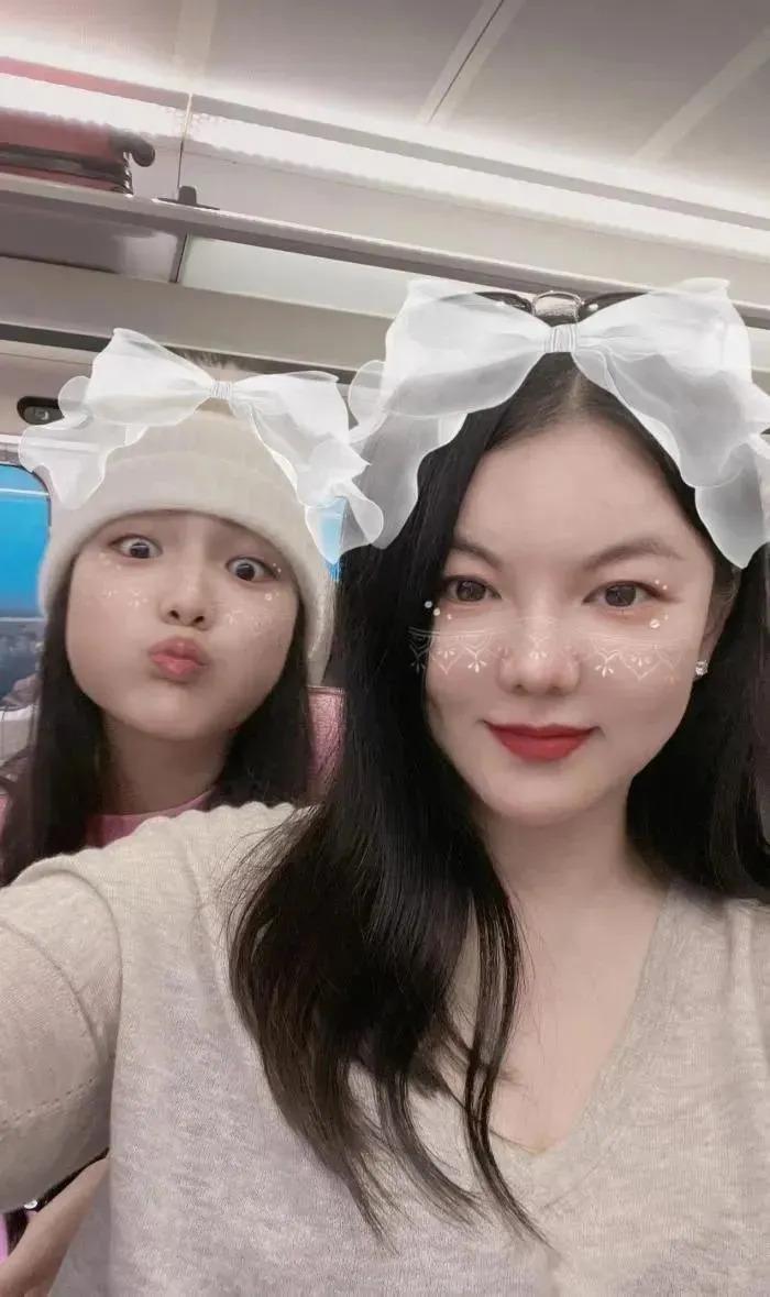 “内娱第一富婆”李湘退休：70套房子，5000亿身家？