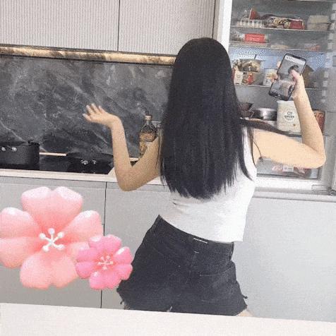 “内娱第一富婆”李湘退休：70套房子，5000亿身家？