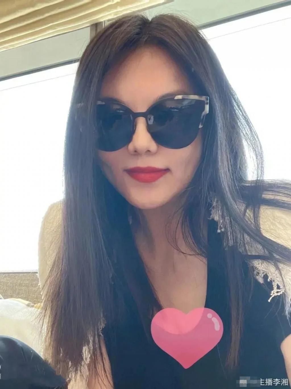 “内娱第一富婆”李湘退休：70套房子，5000亿身家？