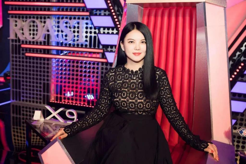 “内娱第一富婆”李湘退休：70套房子，5000亿身家？