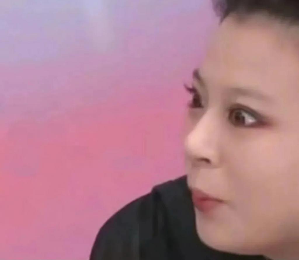 盯着所有女生钱包的李佳琦，直播间一句话却把“打工人”气疯