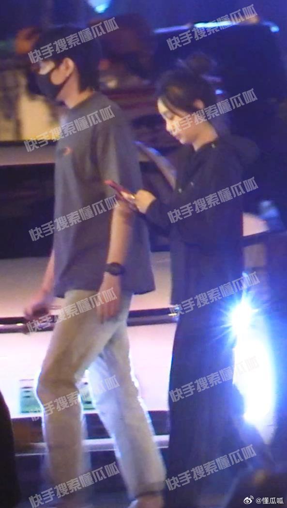 于小彤带新女友与朋友聚餐 饭后两人一起压马路好恩爱