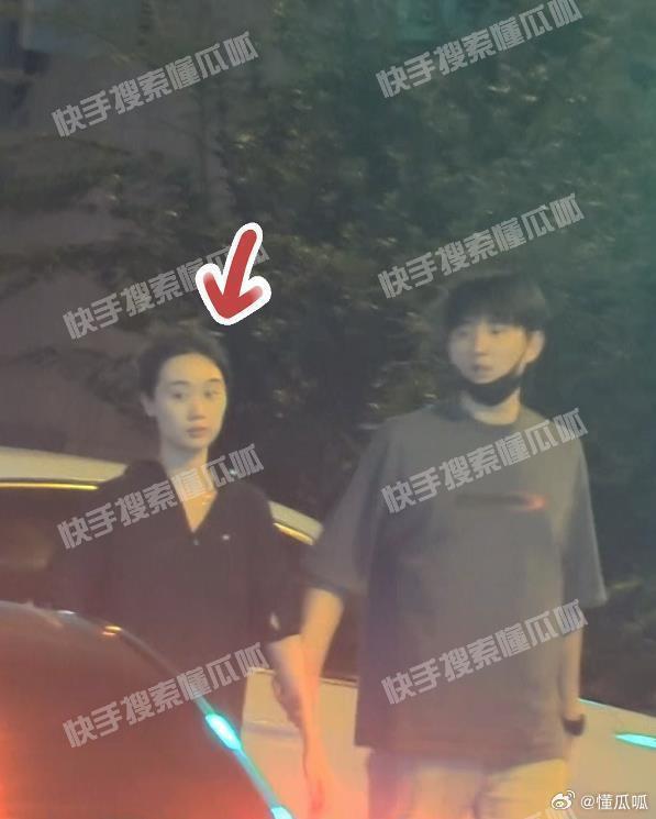 于小彤带新女友与朋友聚餐 饭后两人一起压马路好恩爱