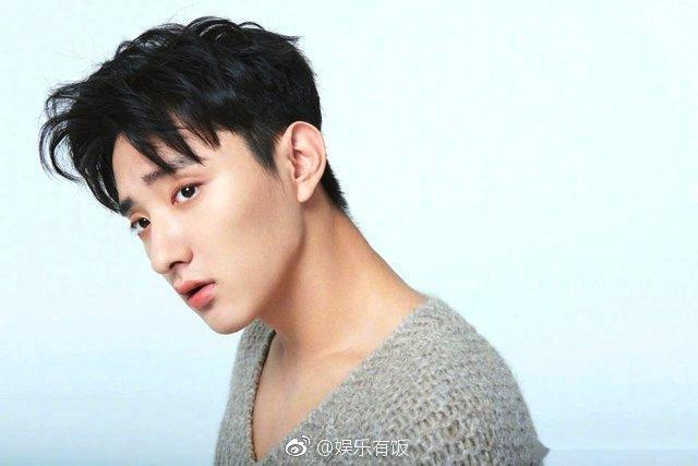 于小彤带新女友与朋友聚餐 饭后两人一起压马路好恩爱