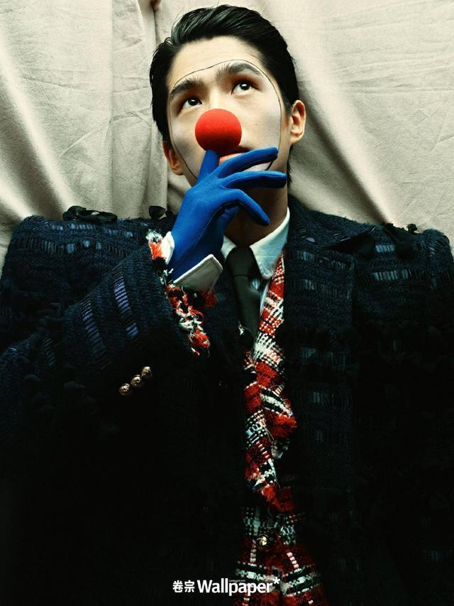 刘昊然怪诞乐园大片释出 红鼻子小丑造型俊朗顽皮