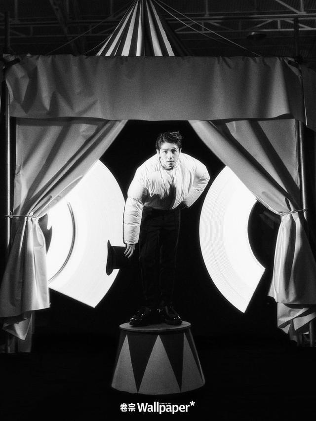 刘昊然怪诞乐园大片释出 红鼻子小丑造型俊朗顽皮