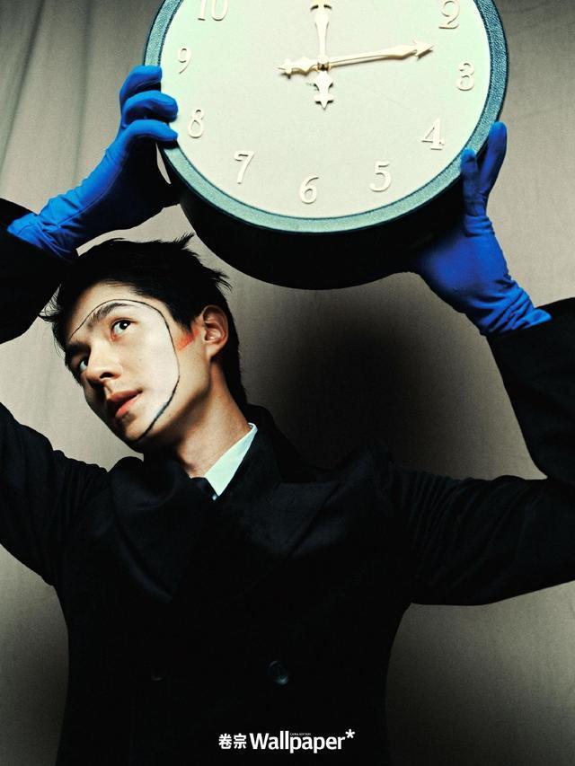 刘昊然怪诞乐园大片释出 红鼻子小丑造型俊朗顽皮