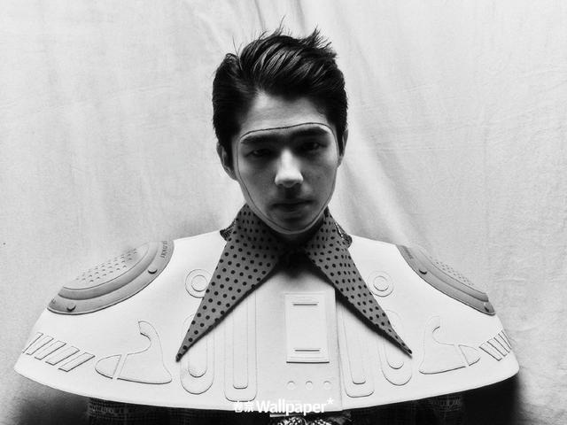 刘昊然怪诞乐园大片释出 红鼻子小丑造型俊朗顽皮