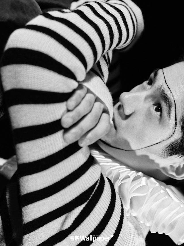 刘昊然怪诞乐园大片释出 红鼻子小丑造型俊朗顽皮