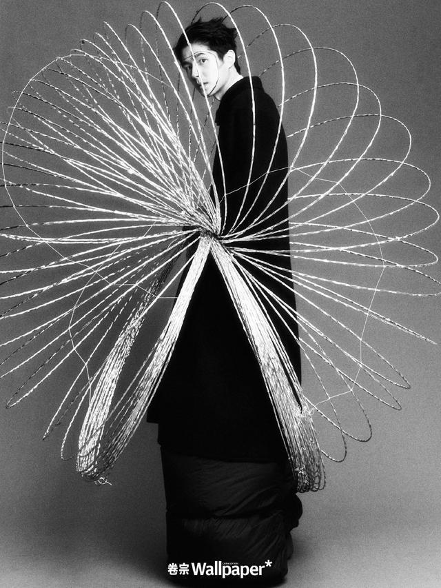 刘昊然怪诞乐园大片释出 红鼻子小丑造型俊朗顽皮