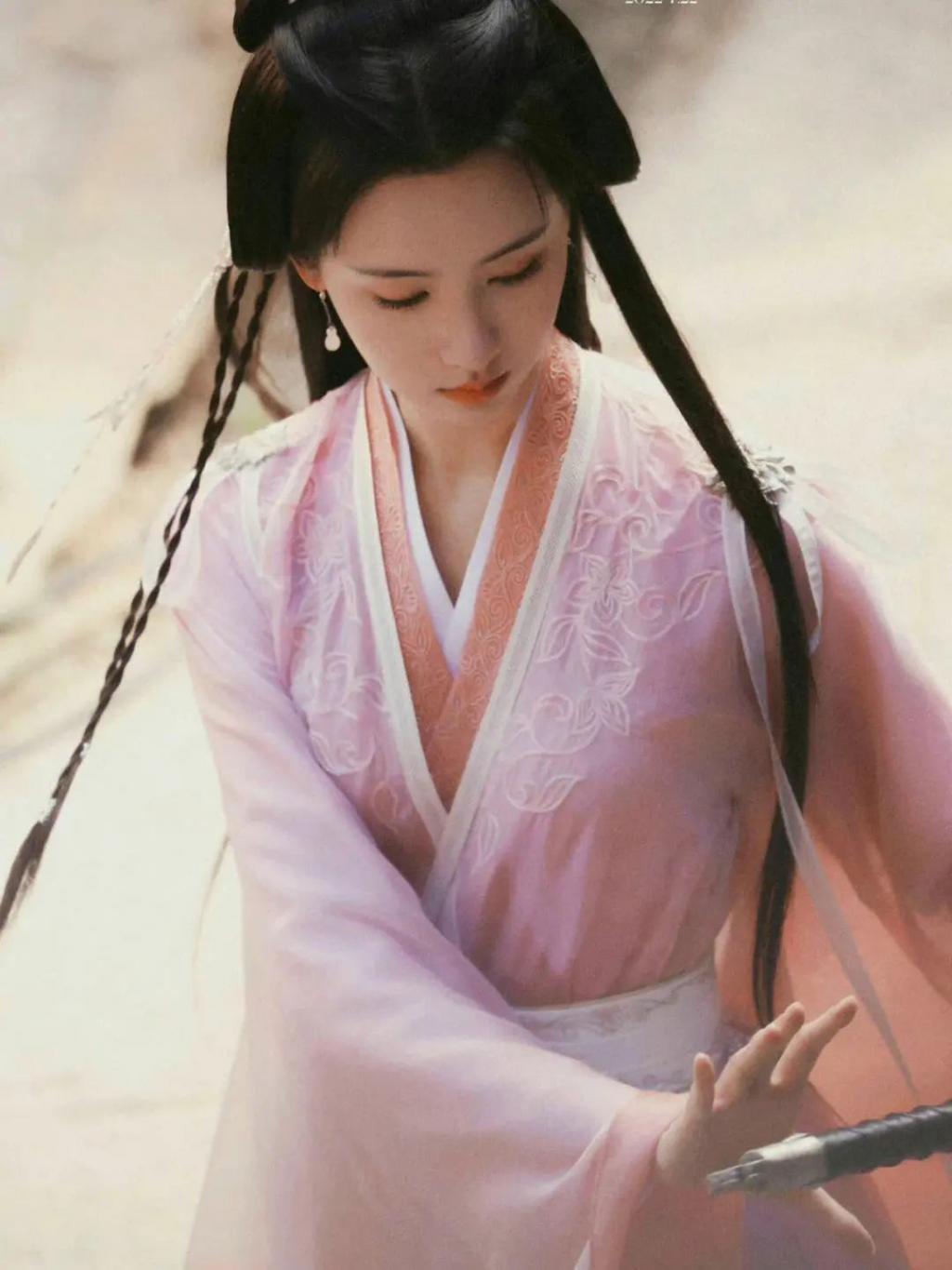艳压女主，新晋小花这下彻底红了？