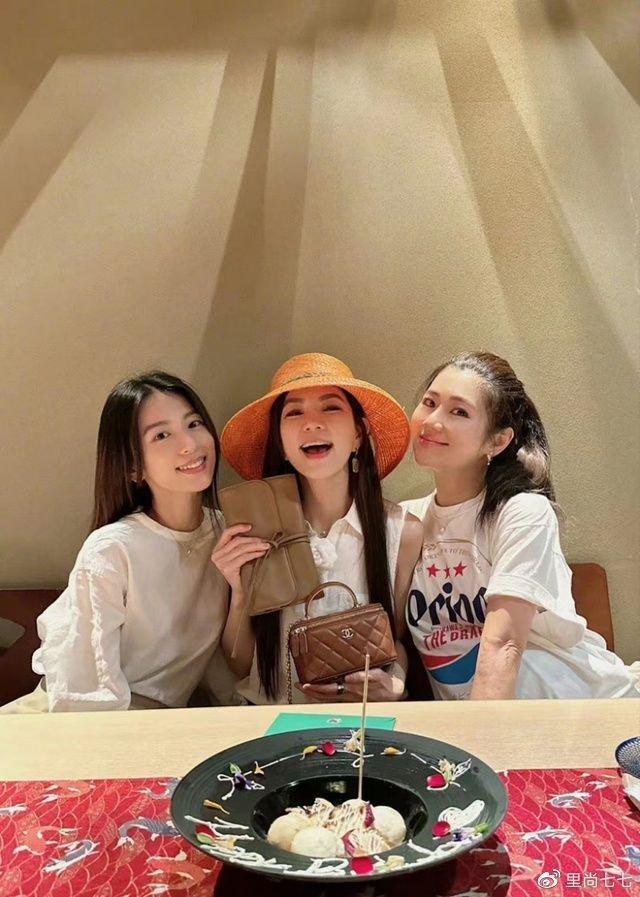 SHE成团22周年 三人合体录广播为粉丝送惊喜礼物