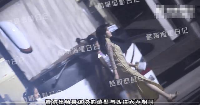 杨幂新剧金色闪片旗袍路透 身姿曼妙风情万种
