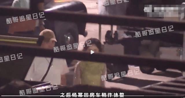 杨幂新剧金色闪片旗袍路透 身姿曼妙风情万种